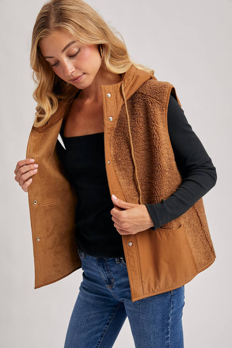 SHERPA FLEECE HOODED VEST WITH FAUX SUEDE INNER: MOCHA / L