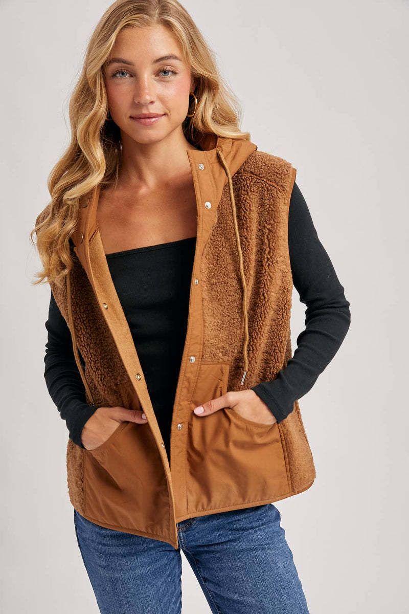 SHERPA FLEECE HOODED VEST WITH FAUX SUEDE INNER: MOCHA / L