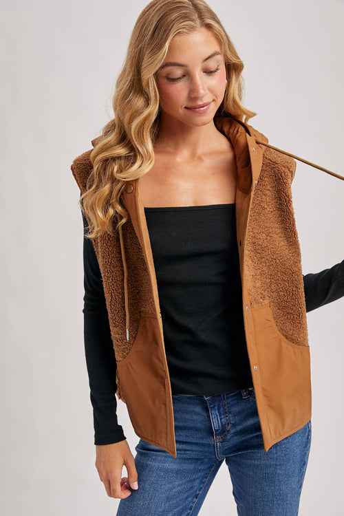 SHERPA FLEECE HOODED VEST WITH FAUX SUEDE INNER: MOCHA / L