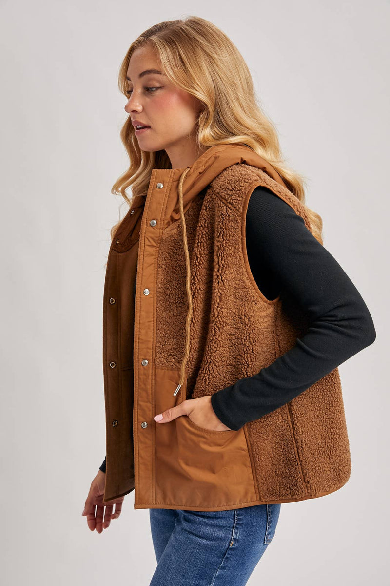 SHERPA FLEECE HOODED VEST WITH FAUX SUEDE INNER: MOCHA / L